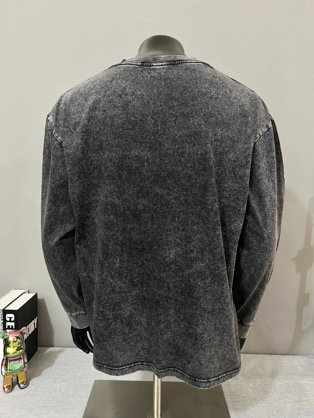 P190 STONE ISLAND Heavy industry washed 2025fw autumn and winter long-sleeved T-shirt YB embroidered small label LOGO 320g double yarn pure cotton washed and decolorized, imported machine embroidered small label embroidered letters are clean and neat, supports NFC scanning code to enter GW, YB ready-to-wear fabric collar hemming, shoulder bone and tight thread It will not deform after being worn for a long time. It has been washed with high temperature water for 4 times. The non-fading and anti-shrinking fabric is softer. The upper body has a great drape. It is comfortable and stretchable. It is a must-have item for autumn and winter outerwear wardrobes. It is the same style for men and women! Color: black, size: XS-L (maximum L can wear 210 pounds)